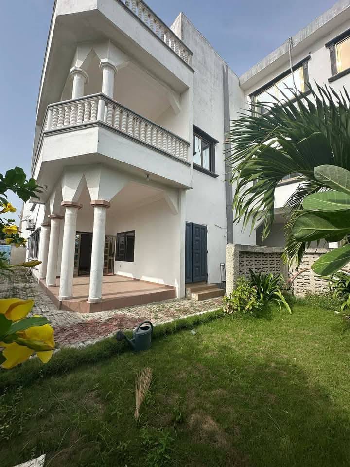 Villa Climatisée avec Jardin à Louer à Fidjrossè Plage
