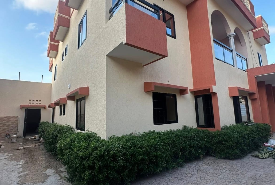 Villa Duplex de 6 Chambres à Louer à Calavi Aitchedji