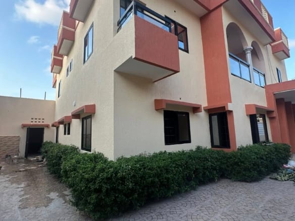 Villa Duplex de 6 Chambres à Louer à Calavi Aitchedji