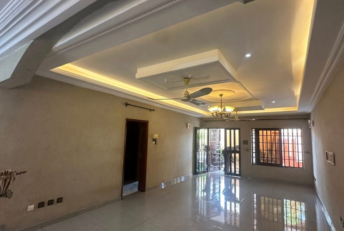Villa Duplex de 6 Chambres à Louer à Calavi Aitchedji - BENIN-IMMO