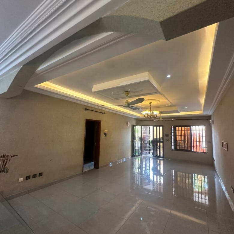 Villa Duplex de 6 Chambres à Louer à Calavi Aitchedji - BENIN-IMMO