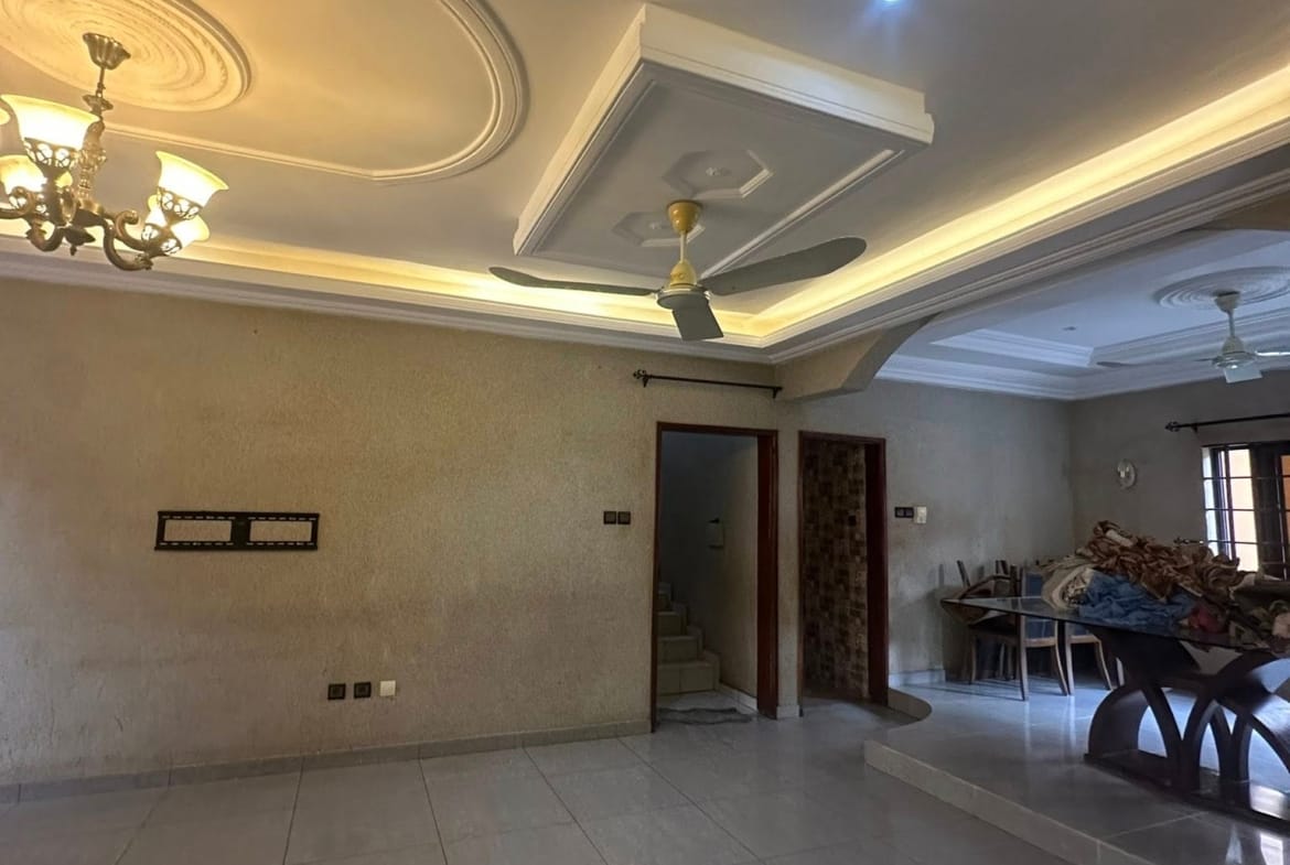 Villa Duplex de 6 Chambres à Louer à Calavi Aitchedji - BENIN-IMMO