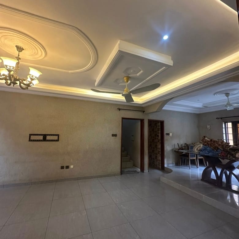 Villa Duplex de 6 Chambres à Louer à Calavi Aitchedji - BENIN-IMMO