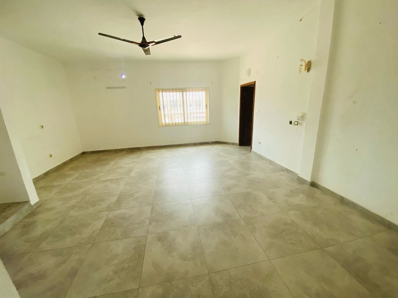 Vente Villa R+2 de 6 Chambres à Fidjrossè