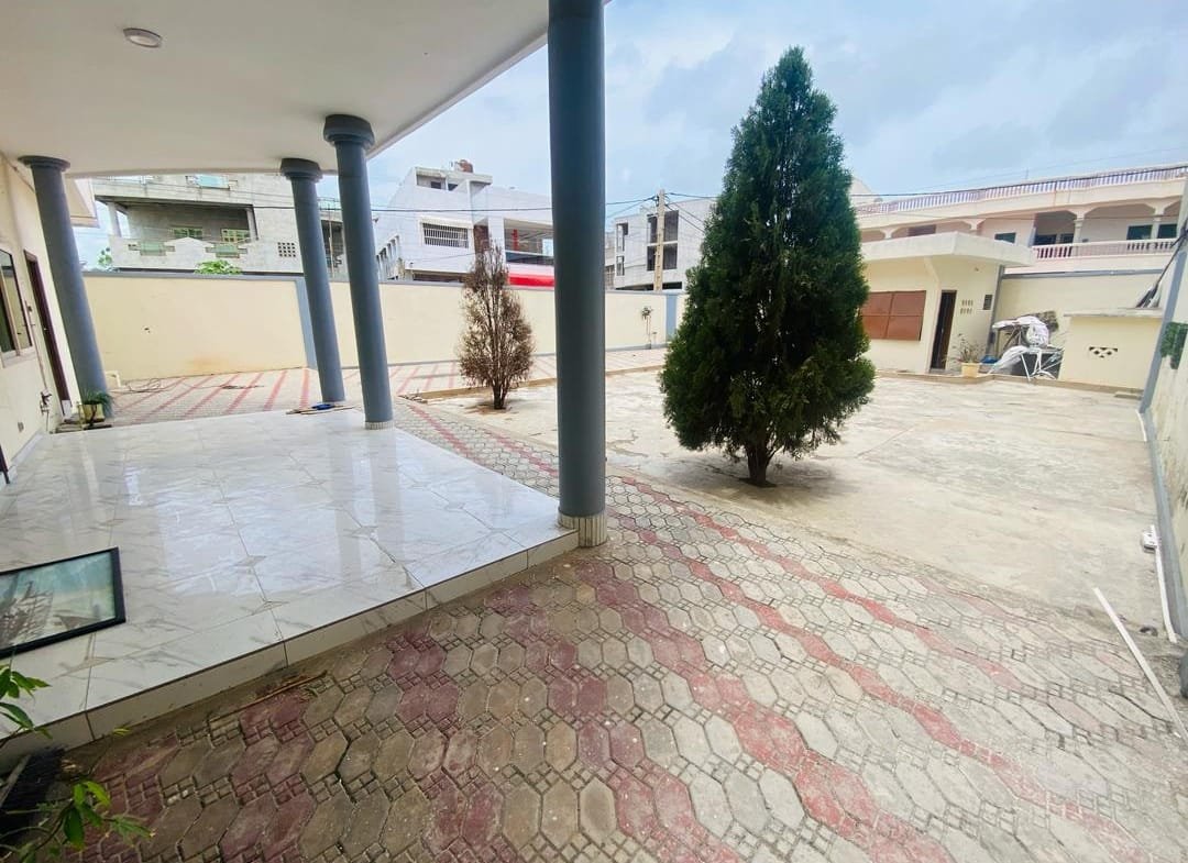 Villa R+2 de 6 Chambres à Vendre à Fidjrossè_15