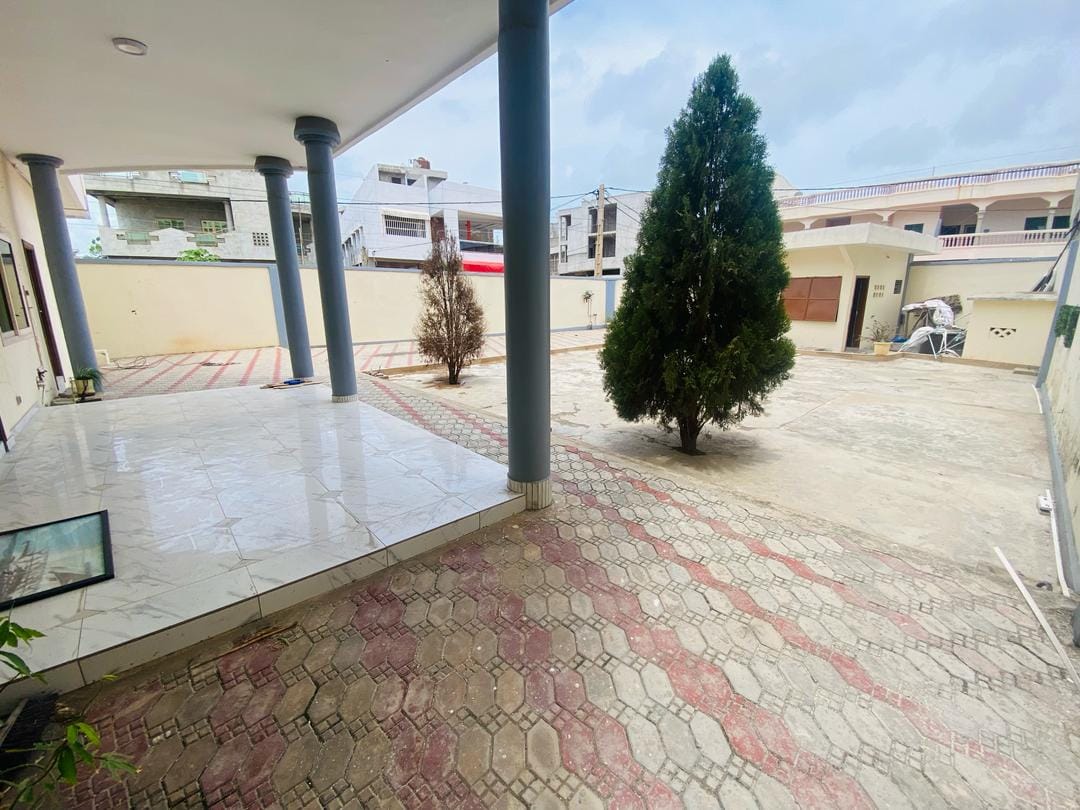 Villa R+2 de 6 Chambres à Vendre à Fidjrossè_15