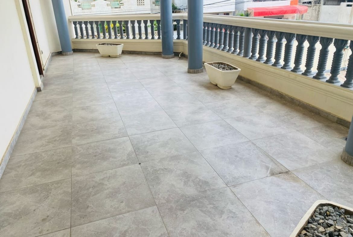 Villa R+2 de 6 Chambres à Vendre à Fidjrossè_16