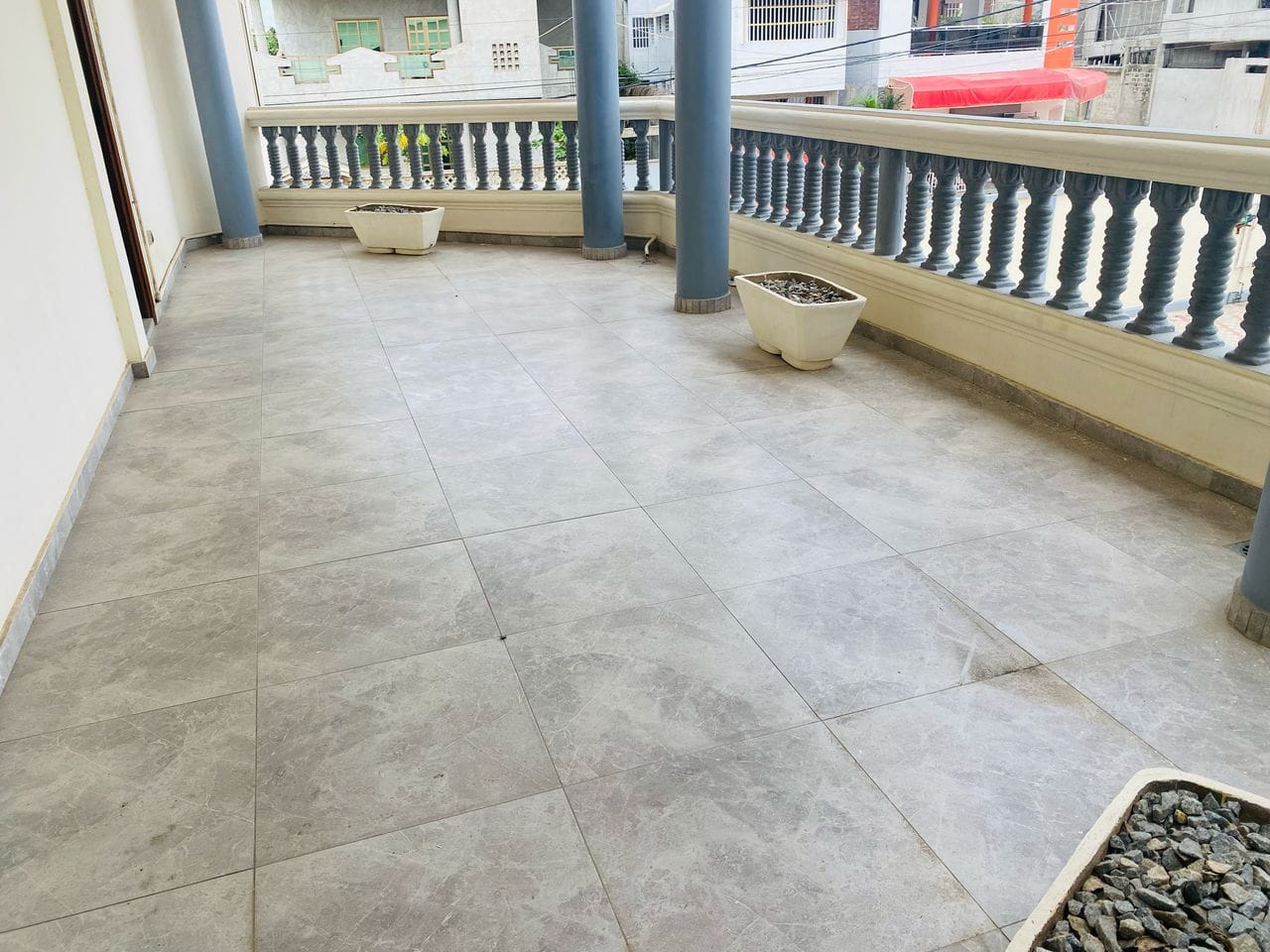 Villa R+2 de 6 Chambres à Vendre à Fidjrossè_16