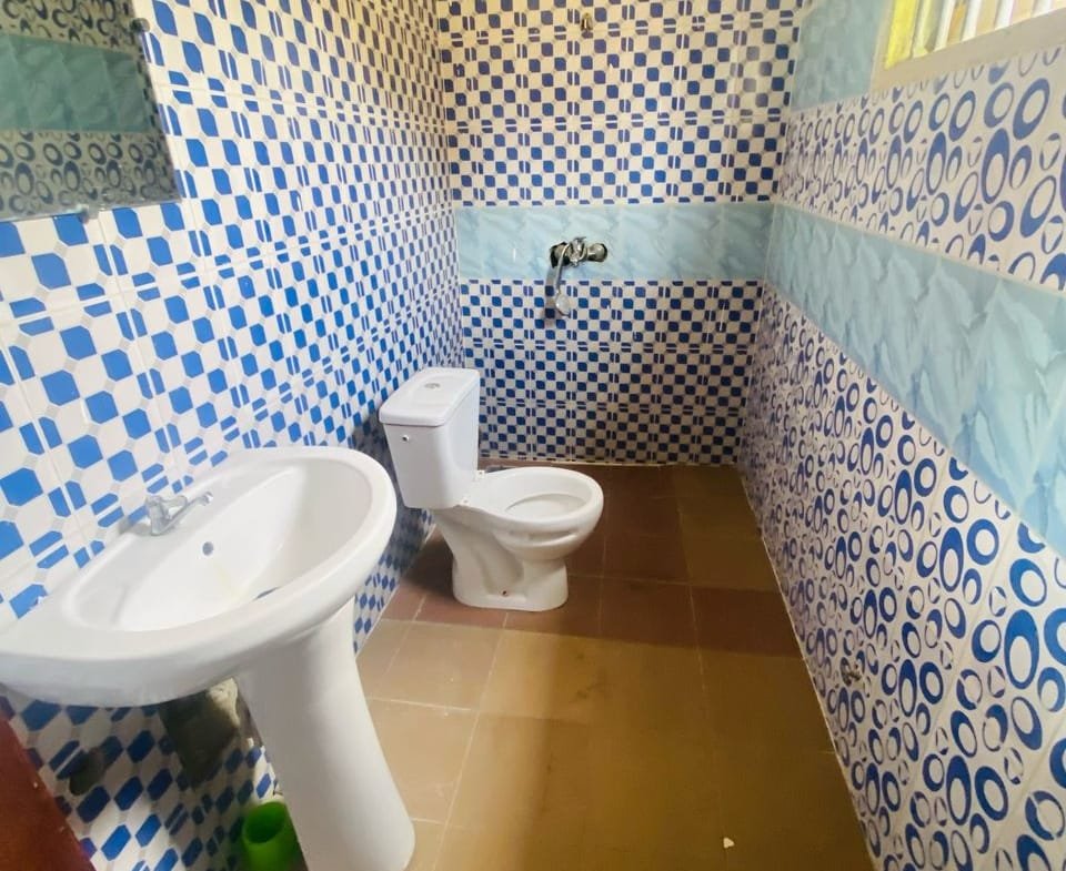 Villa R+2 de 6 Chambres à Vendre à Fidjrossè_18