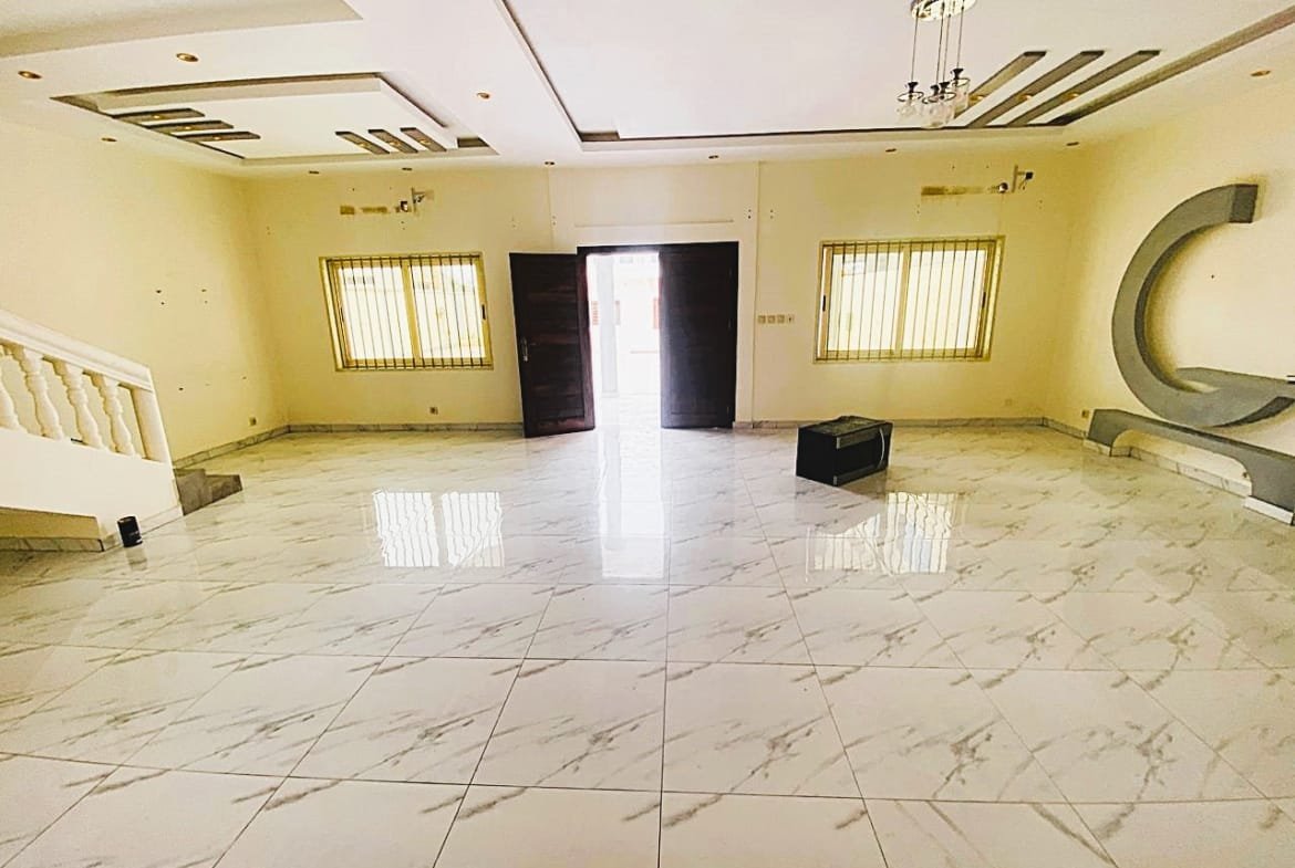 Vente Villa R+2 de 6 Chambres à Fidjrossè