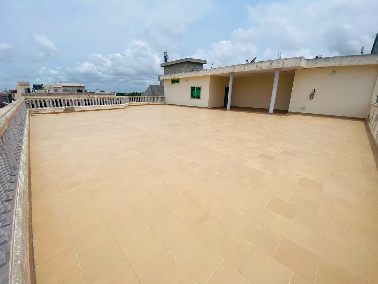 Vente Villa R+2 de 6 Chambres à Fidjrossè