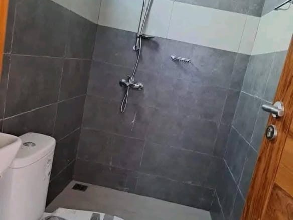 584