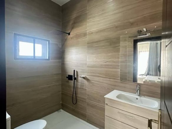 Appartements meublés de 3 pièces à louer à Fidjrossè_15