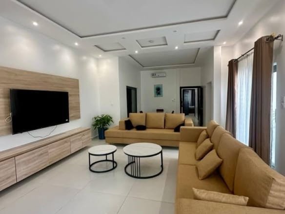 Appartements meublés de 3 pièces à louer à Fidjrossè_7