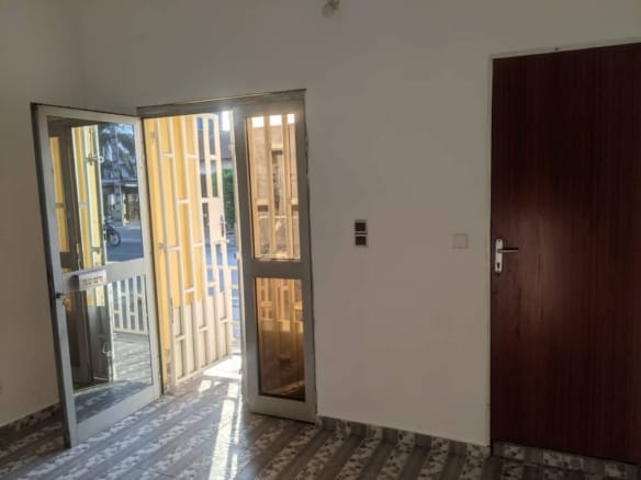 Boutique dallée sanitaire à louer à Godomey