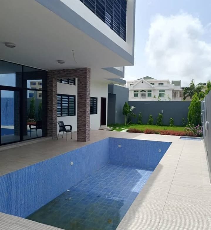 Villa 5 Chambres avec Piscine à Louer à Erevan – Vue Mer - BENIN-IMMO