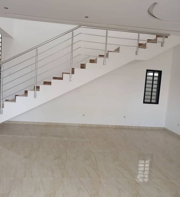 Villa 5 Chambres avec Piscine à Louer à Erevan – Vue Mer - BENIN-IMMO
