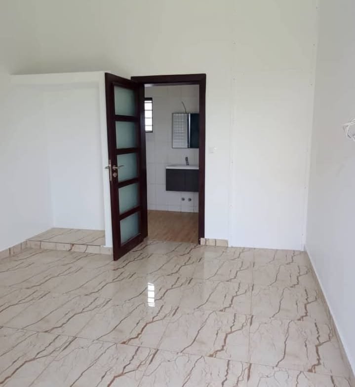 Villa 5 Chambres avec Piscine à Louer à Erevan – Vue Mer - BENIN-IMMO