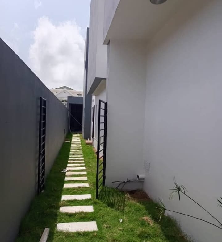 Villa 5 Chambres avec Piscine à Louer à Erevan – Vue Mer - BENIN-IMMO