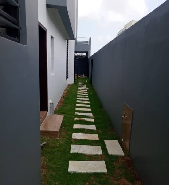 Villa 5 Chambres avec Piscine à Louer à Erevan – Vue Mer - BENIN-IMMO