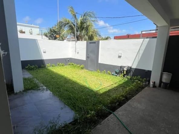 Villa Duplex 3 Chambres avec Jardin à Louer à Fidjrossè Plage