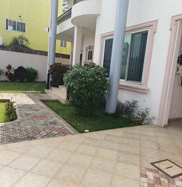 Villa 5 Chambres avec Piscine à Louer à Fidjrossè - BENIN-IMMO