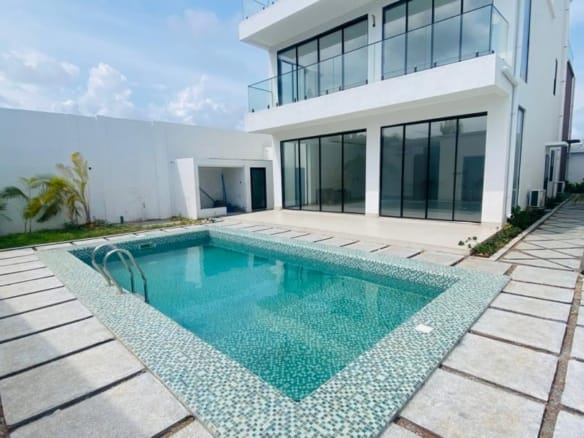 Villa de luxe avec piscine à louer à Fidjrossè Plage