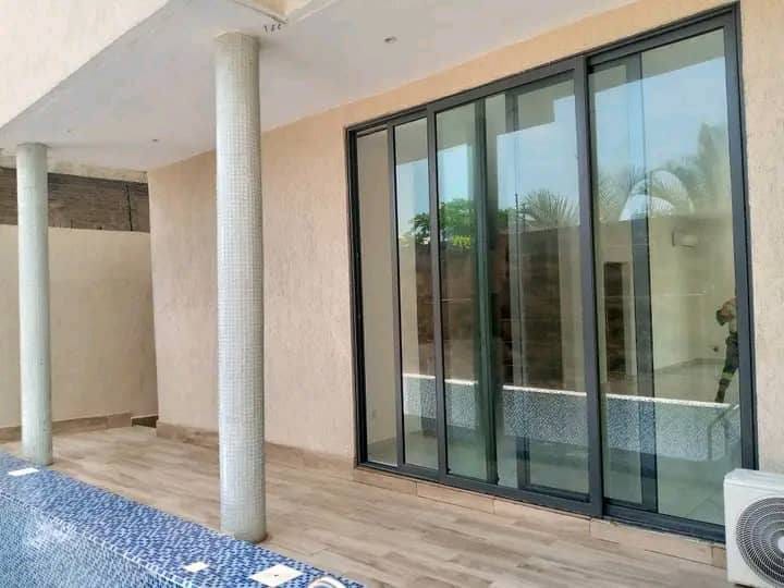Villa duplex avec piscine à louer à Fidjrossè Plage