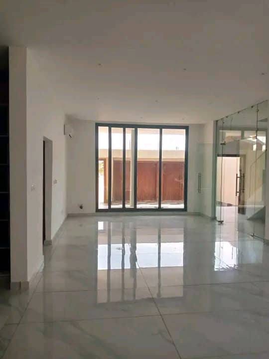 Villa duplex avec piscine à louer à Fidjrossè Plage