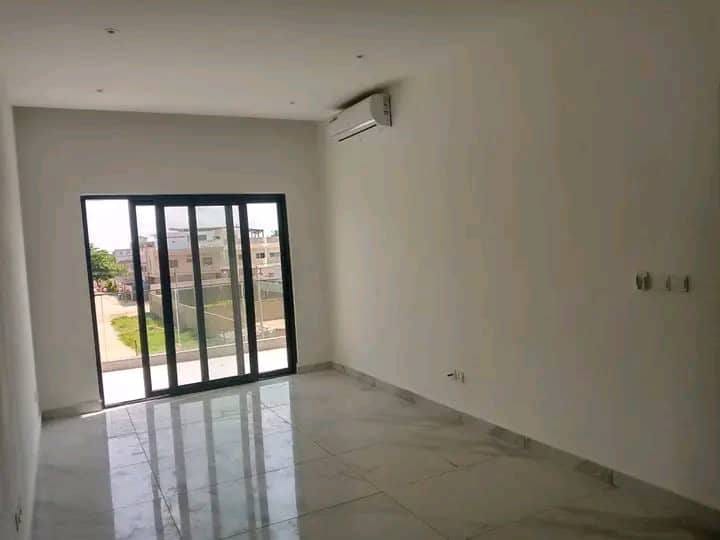 Villa duplex avec piscine à louer à Fidjrossè Plage