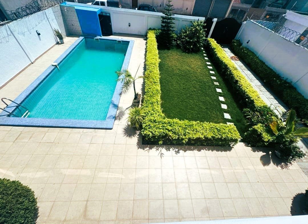 Villa duplex avec piscine et jardin à louer à Fidjrossè Plage