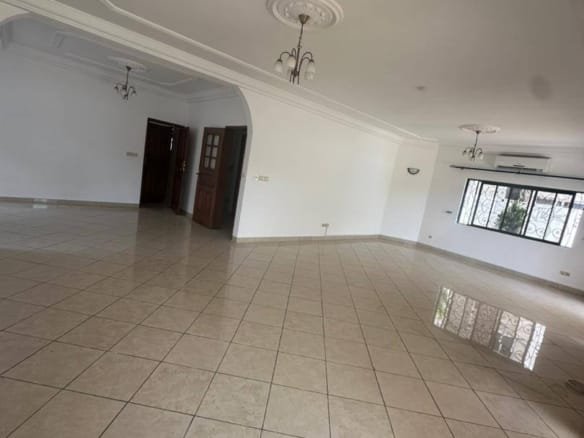 Villa duplex avec piscine et jardin à louer à Fidjrossè Plage_10