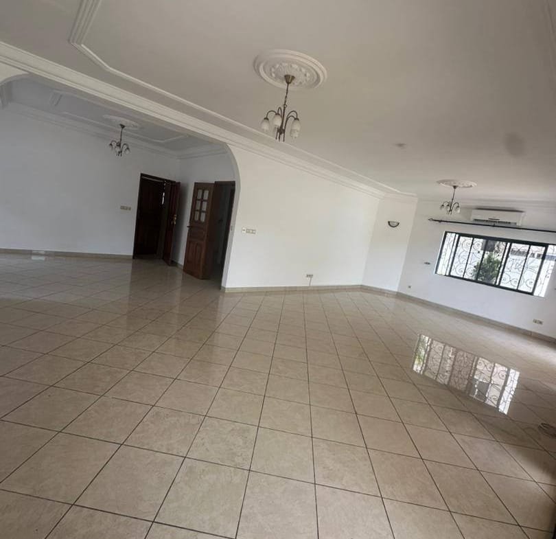 Villa duplex avec piscine et jardin à louer à Fidjrossè Plage_10