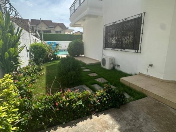 Villa duplex avec piscine et jardin à louer à Fidjrossè Plage_11