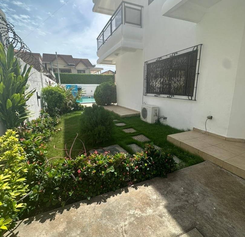 Villa duplex avec piscine et jardin à louer à Fidjrossè Plage_11