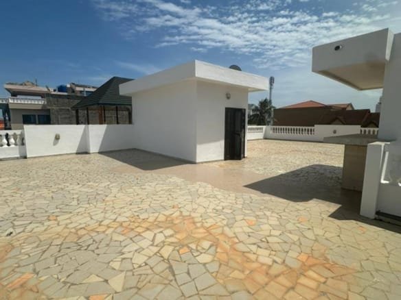 Villa duplex avec piscine et jardin à louer à Fidjrossè Plage_12