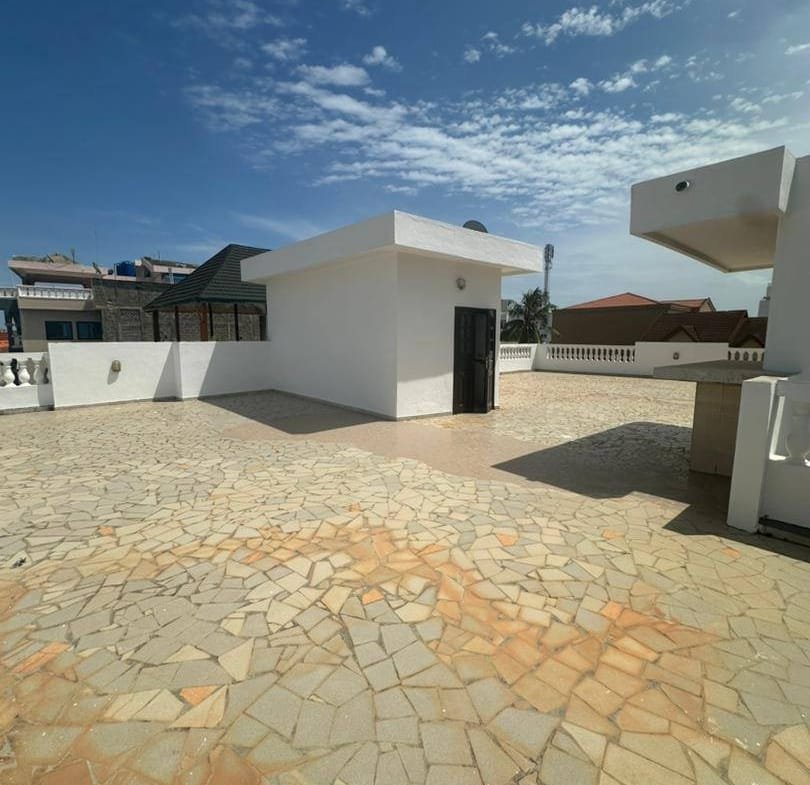 Villa duplex avec piscine et jardin à louer à Fidjrossè Plage_12