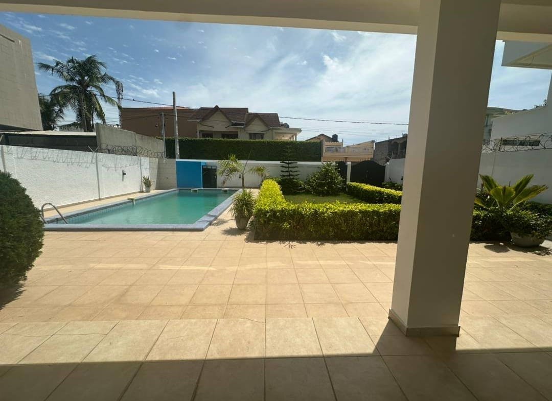 Villa duplex avec piscine et jardin à louer à Fidjrossè Plage_2
