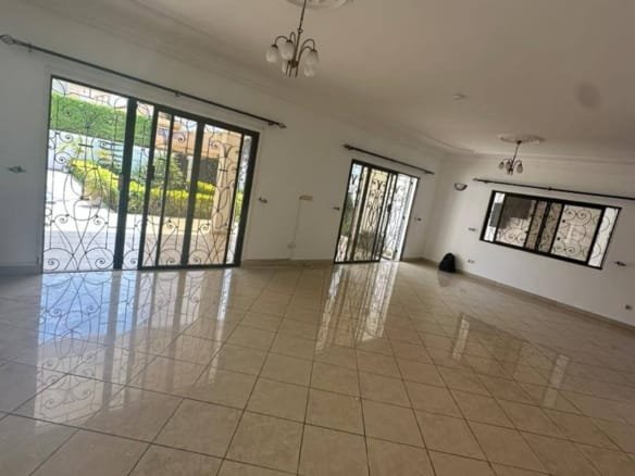 Villa duplex avec piscine et jardin à louer à Fidjrossè Plage_3