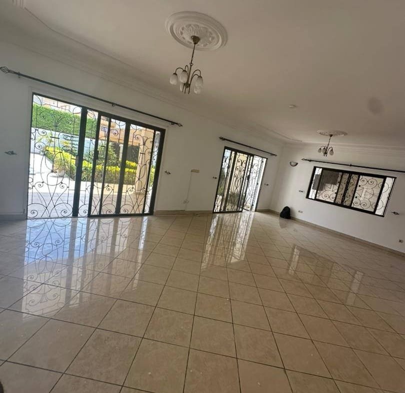 Villa duplex avec piscine et jardin à louer à Fidjrossè Plage_3