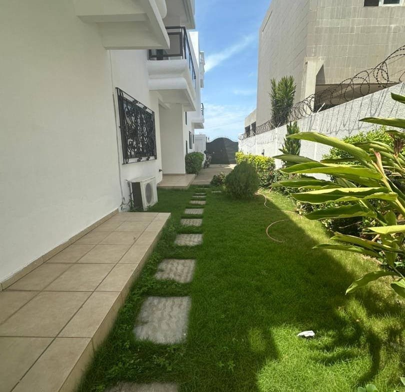 Villa duplex avec piscine et jardin à louer à Fidjrossè Plage_4
