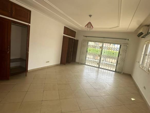 Villa duplex avec piscine et jardin à louer à Fidjrossè Plage_5