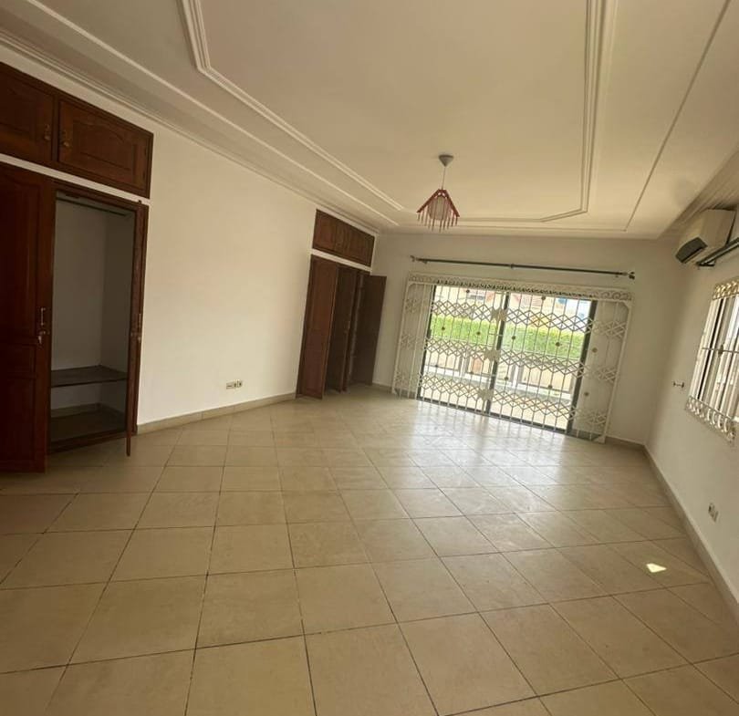 Villa duplex avec piscine et jardin à louer à Fidjrossè Plage_5