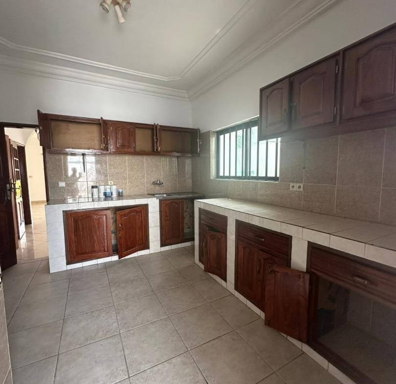 Villa duplex avec piscine et jardin à louer à Fidjrossè Plage_7