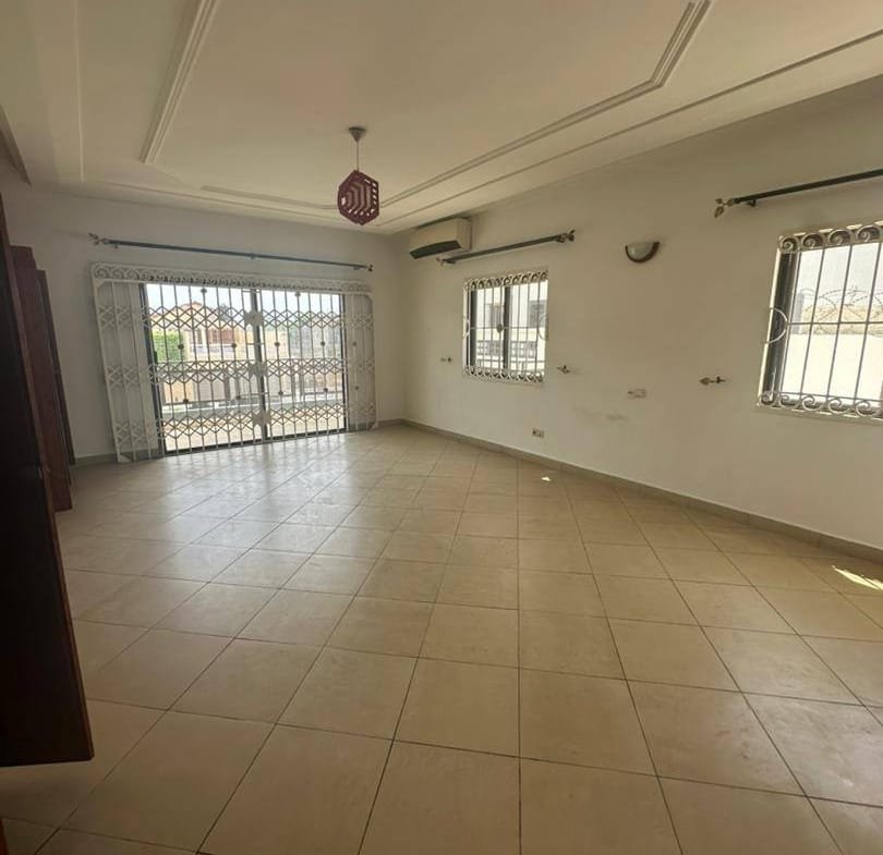 Villa duplex avec piscine et jardin à louer à Fidjrossè Plage_8