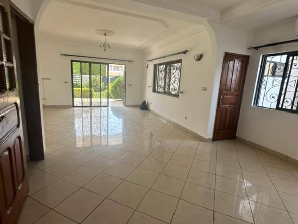 Villa duplex avec piscine et jardin à louer à Fidjrossè Plage_9