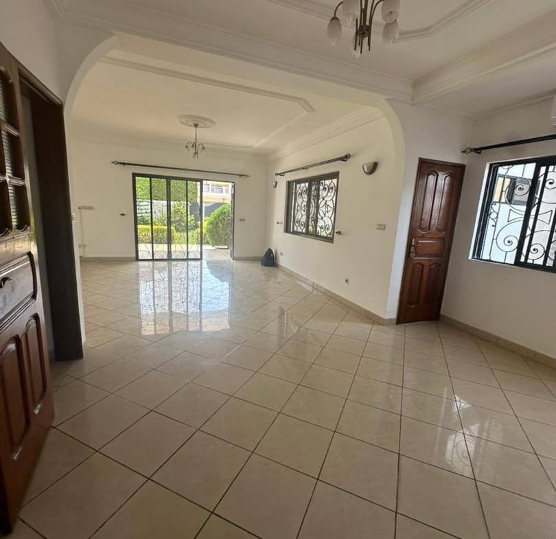 Villa duplex avec piscine et jardin à louer à Fidjrossè Plage_9