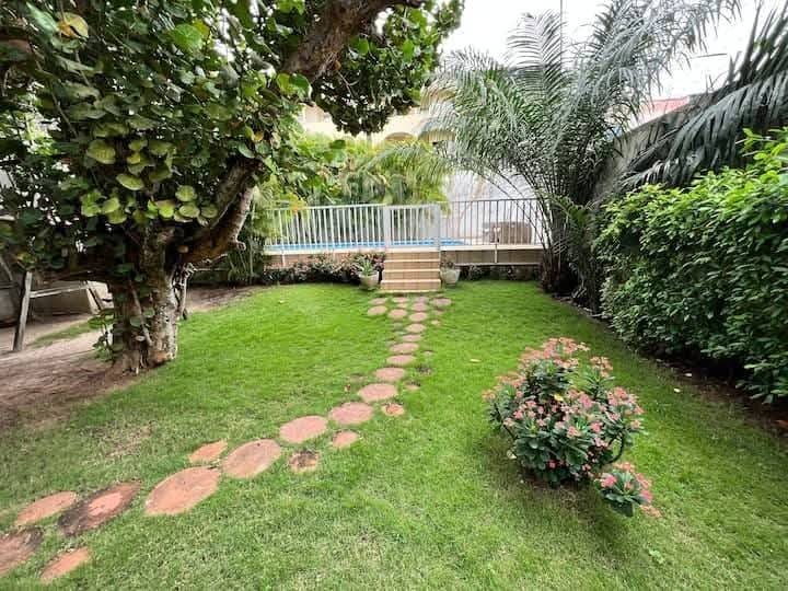 Villa meublée 3 chambres avec piscine et jardin à louer à Fidjrossè