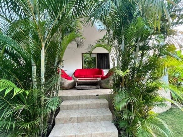 Villa meublée 3 chambres avec piscine et jardin à louer à Fidjrossè_13