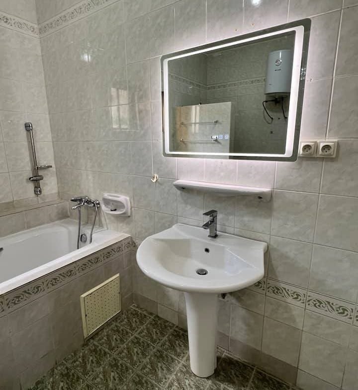 Villa meublée 3 chambres avec piscine et jardin à louer à Fidjrossè_16